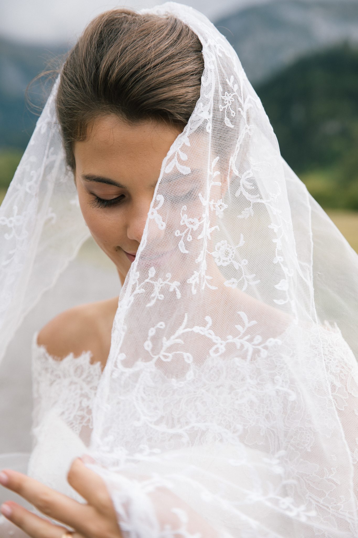 Phillipa-Lepley-Couture-Wedding-Dress-with-Family-Veil-London